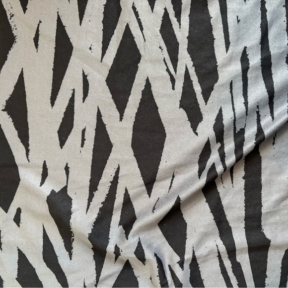 Under Armour Black & Gray Abstract-Stripe V-Neck Performance Shirt - Picture 3 of 3